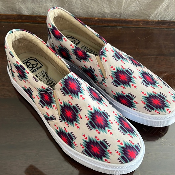 Shoes - Women’s printed slip on size 10